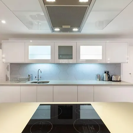Stunning 1 Bedroom Flat Apartment *