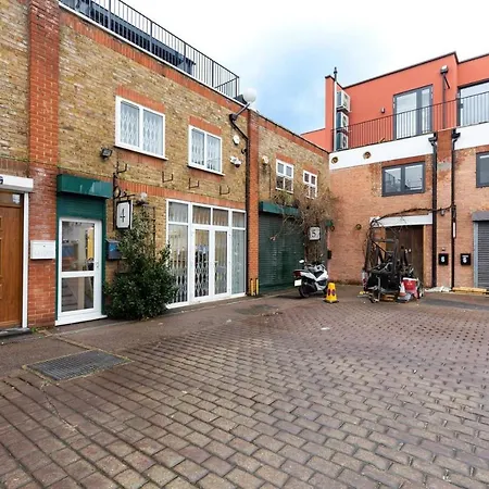 Stunning 1 Bedroom Flat *