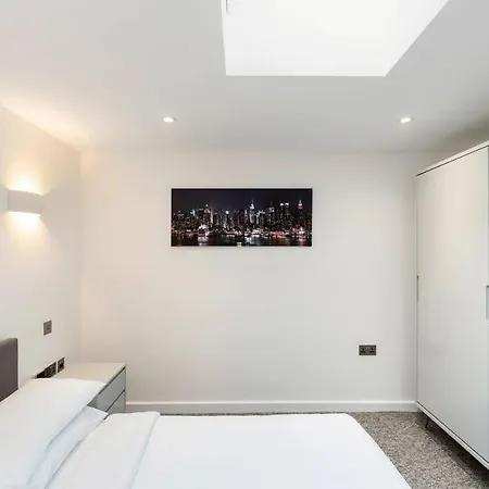Stunning 1 Bedroom Flat Apartment *