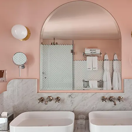 Henrietta Experimental Hotel 4*