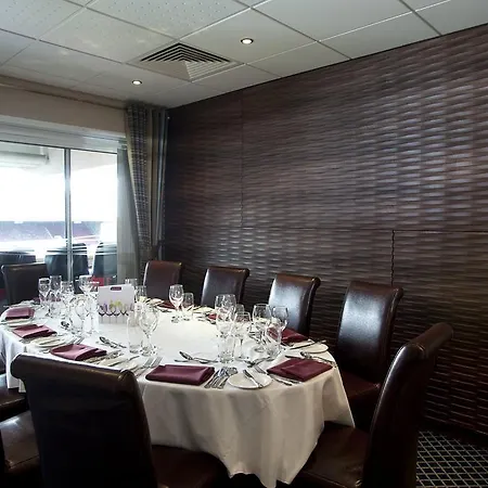 West Ham United 3* Barking (Greater London)
