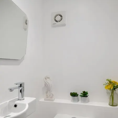 Spacious And Modern 4 Bed Next To Borough Station דירה לונדון