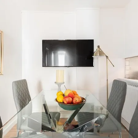 Spacious And Modern 4 Bed Next To Borough Station דירה