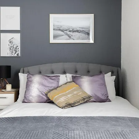 Spacious And Modern 4 Bed Next To Borough Station דירה לונדון