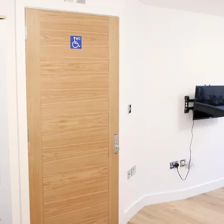 Lovely With Access For Wheel-chairs In Sydenham شقة