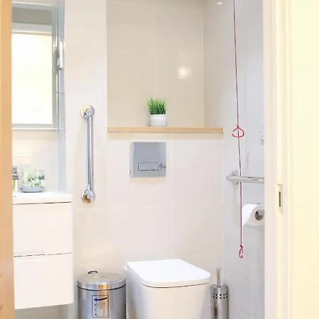 Lovely With Access For Wheel-chairs In Sydenham *