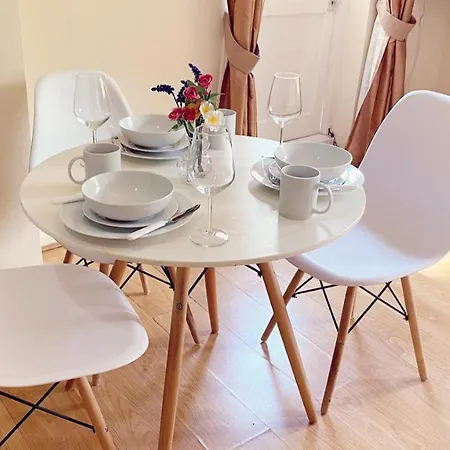 Spacious 1-bedroom Flat With Private Balcony, Patio, And Traditional Decor In Prime Chelsea Location *