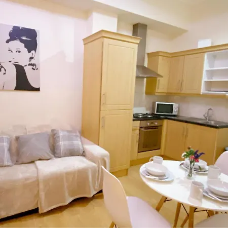 Spacious 1-bedroom Flat With Private Balcony, Patio, And Traditional Decor In Prime Chelsea Location Londres