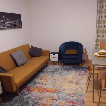 Apartment Scott Ellis Gardens *
