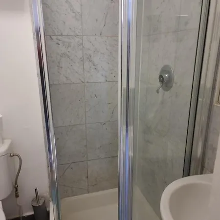 F8-mezzanine 1st Floor Flat Fits 3 Near Paddington London