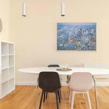 Stylish 2 Bedroom In Greenwich Apartment *