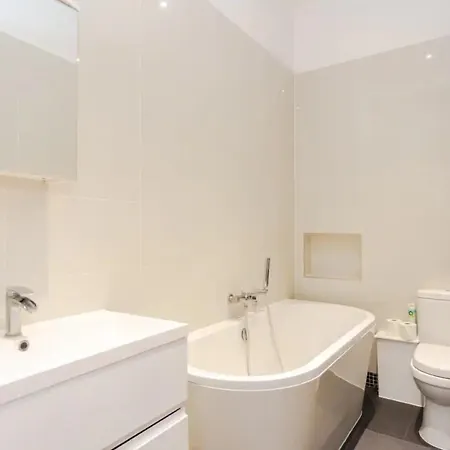 Stylish 2 Bedroom In Greenwich Apartment *