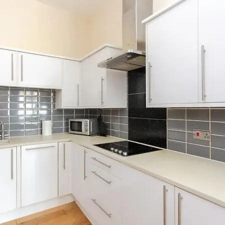 Stylish 2 Bedroom In Greenwich Apartment