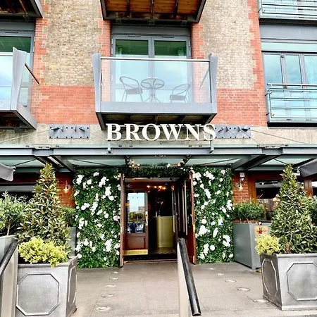 Perfect Location- 5 Minutes From Tower Bridge ! 8 Minutes Walk From Tube Apartment London