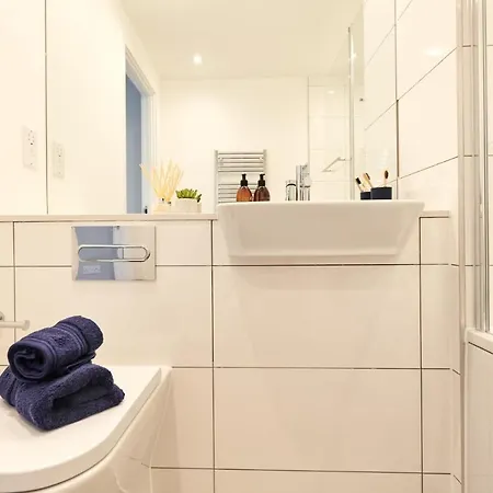 Studios, 1 Bedroom And 2 Bedroom At Kew Bridge In Apartment *