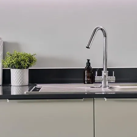 Studios, 1 Bedroom And 2 Bedroom At Kew Bridge In Apartment