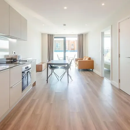 Studios, 1 Bedroom And 2 Bedroom At Kew Bridge In Apartment