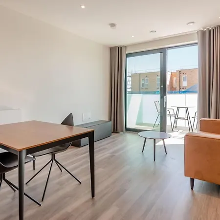 Apartment Studios, 1 Bedroom And 2 Bedroom At Kew Bridge In Brentford