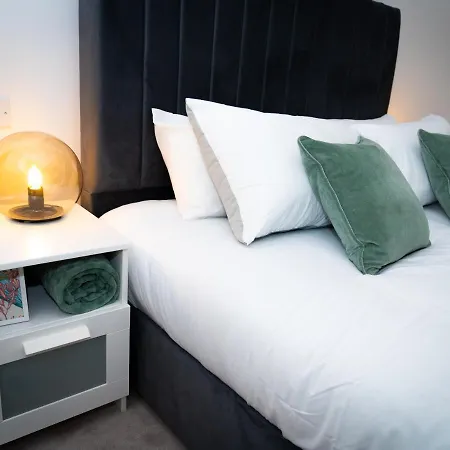 Royal Wharf - 1 Bed - Balcony - River & City View *