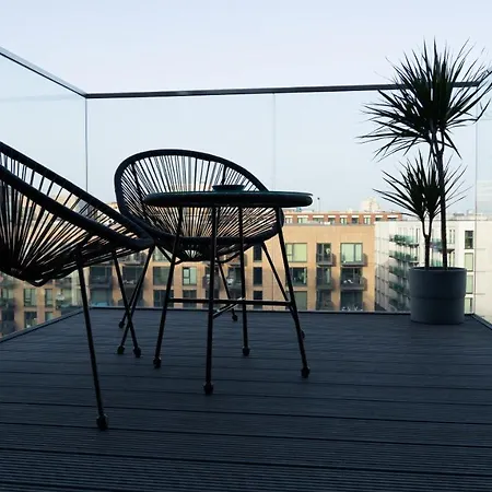 Royal Wharf - 1 Bed - Balcony - River & City View *