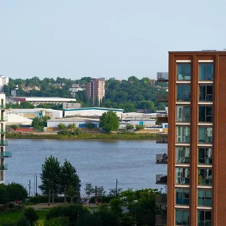 Royal Wharf - 1 Bed - Balcony - River & City View Apartment *