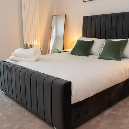 Royal Wharf - 1 Bed - Balcony - River & City View Apartment *