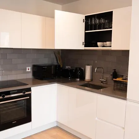 Royal Wharf - 1 Bed - Balcony - River & City View *