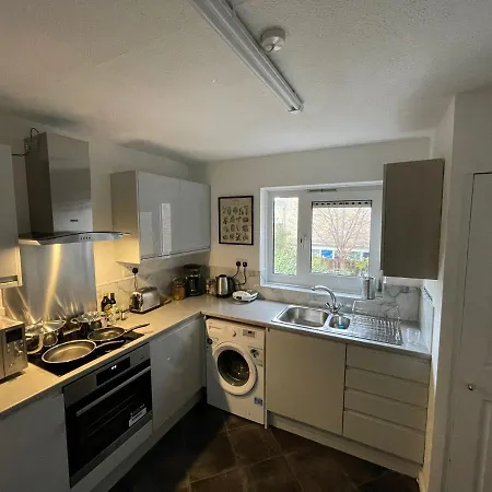 Bow House - Sleepylodge Guest house London