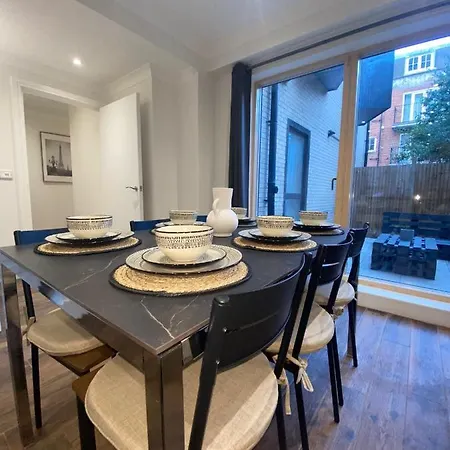 London, Jaccuzzi,newbuild, 2 Bedrooms Two Baths *