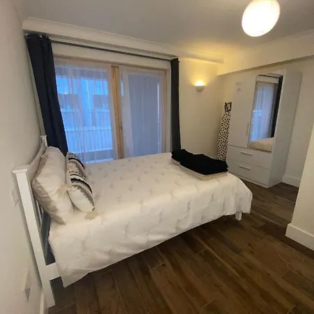 London, Jaccuzzi,newbuild, 2 Bedrooms Two Baths شقة