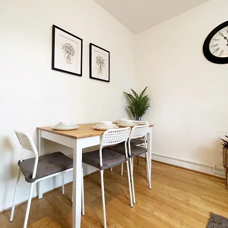 Lisa's Place Near Kings Cross - 2 Double Beds, 1 Sofa Bed, Great Location, Ideal For Families London