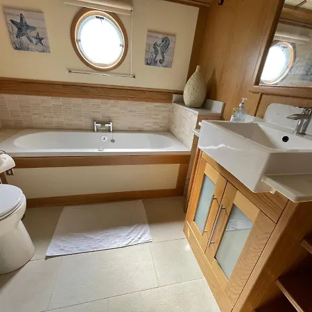 Luxury Boat - The Thistle Dream