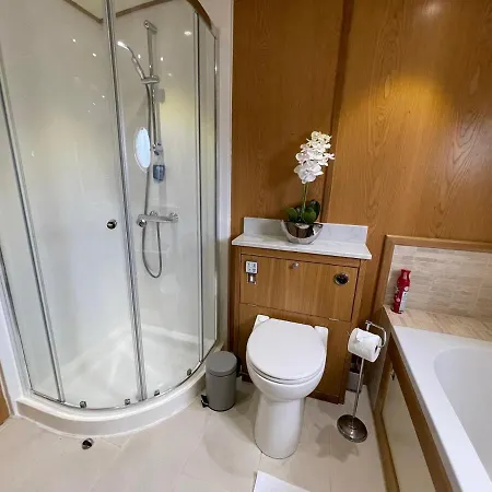 Luxury Boat - The Thistle Dream *