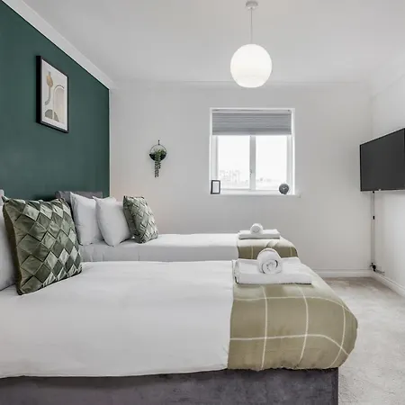 Large Penthouse By Damask Homes With Parking Redbridge
