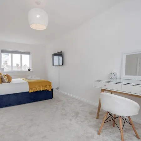 Apartment Large Penthouse By Damask Homes With Parking *