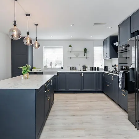 Large Penthouse By Damask Homes With Parking