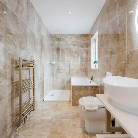 Apartment Large Penthouse By Damask Homes With Parking *