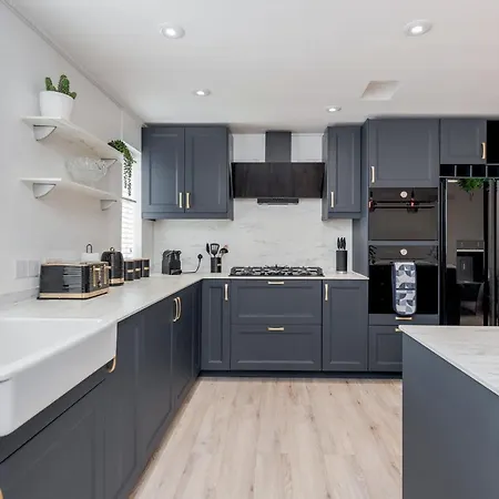 Large Penthouse By Damask Homes With Parking *