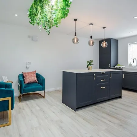 Large Penthouse By Damask Homes With Parking Apartment *