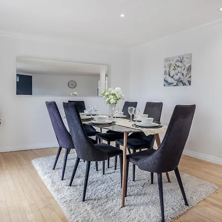 Large Penthouse By Damask Homes With Parking * Redbridge