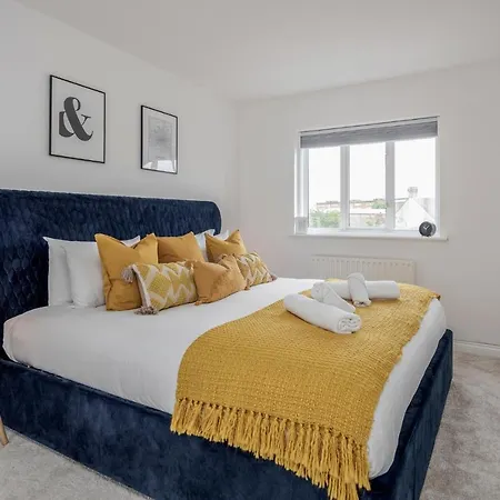 Apartment Large Penthouse By Damask Homes With Parking Redbridge
