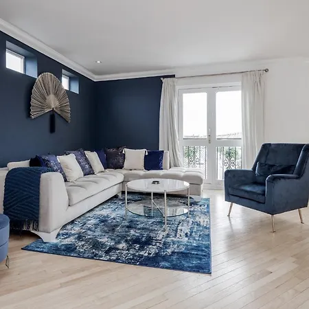 Apartment Large Penthouse By Damask Homes With Parking