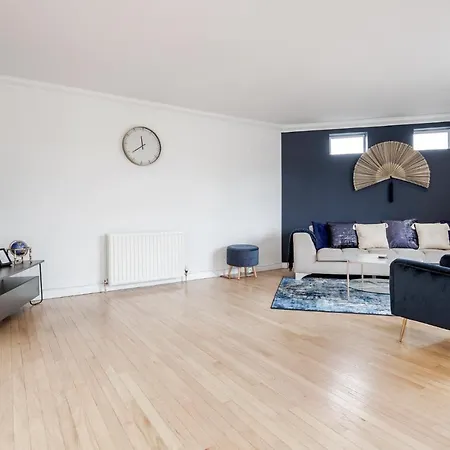 Large Penthouse By Damask Homes With Parking * Redbridge