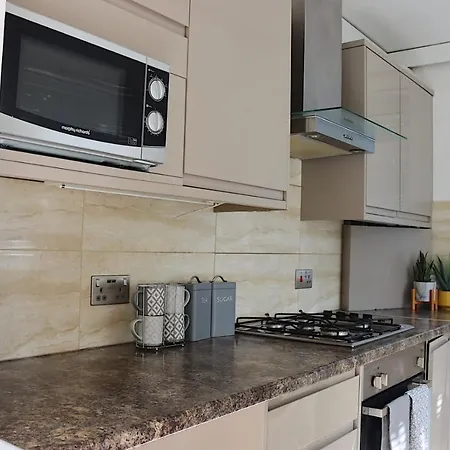 Stunning 3 Bedroom With Patio And Back Garden *