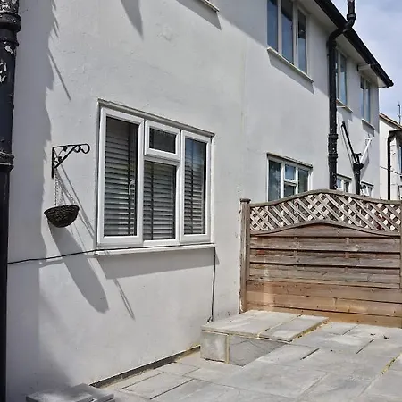 Stunning 3 Bedroom With Patio And Back Garden Holiday home Bexleyheath
