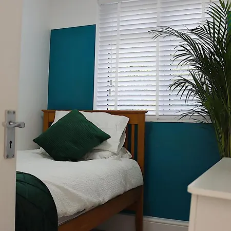 Holiday home Stunning 3 Bedroom With Patio And Back Garden *