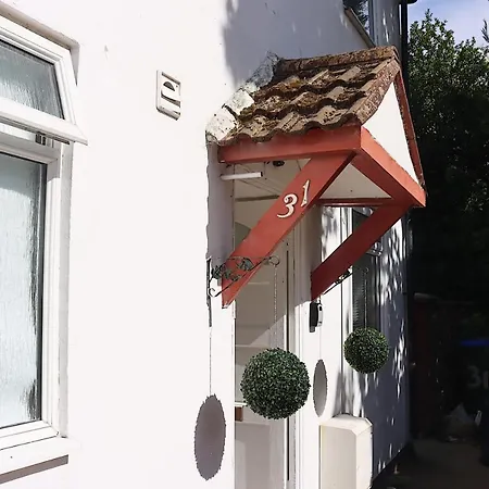 Stunning 3 Bedroom With Patio And Back Garden *