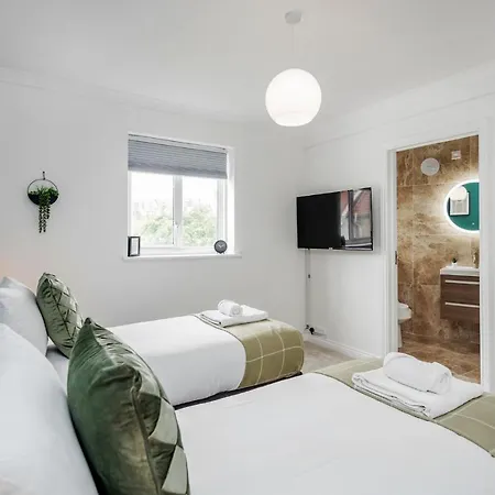 Apartment Large Penthouse By Damask Homes With Parking Redbridge
