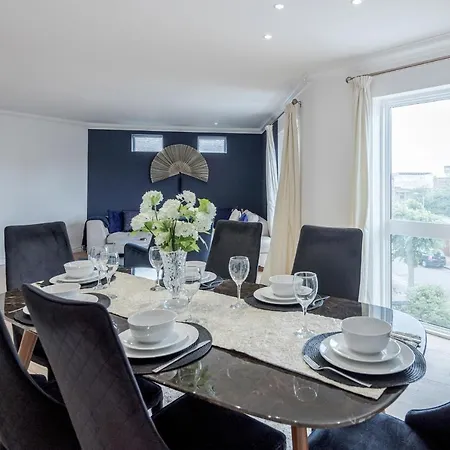 Apartment Large Penthouse By Damask Homes With Parking *