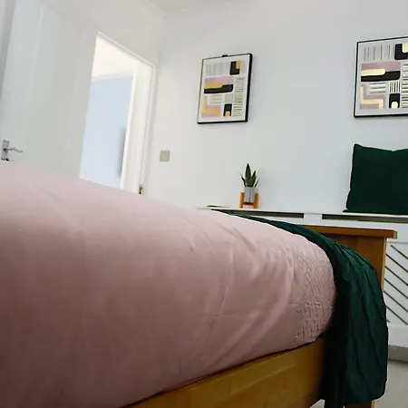 Stunning 3 Bedroom With Patio And Back Garden